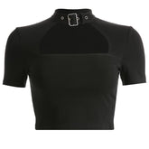 Top corto negro con cuello de cinturón calado